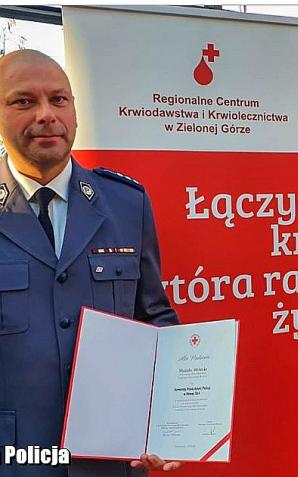 Policjanci z Nowej Soli oddali wiele litrów krwi by ratować życie. Policjanci otrzymali medale „Honorowego Dawcy Krwi – Zasłużonego dla Zdrowia Narodu