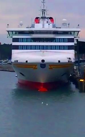 [VIDEO] Zimą wpływamy do portu w szwedzkim NYNÄSHAMN