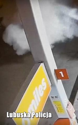 [VIDEO] Nudził się. Popsikał sobie gaśnicami na stacji benzynowej 