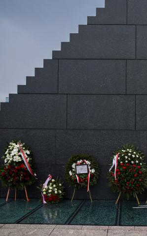 [VIDEO] Hołd dla ofiar katastrofy smoleńskiej