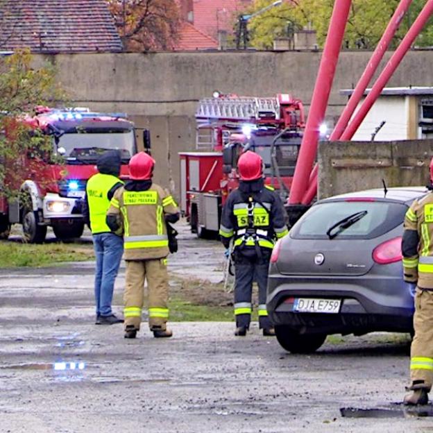 Chciał skoczyć z 25-metrowego komina. Policjanci nie dopuścili do tragedii