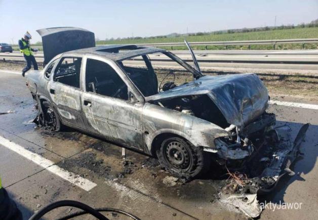 Wypadek na A4 . Płonące auto.