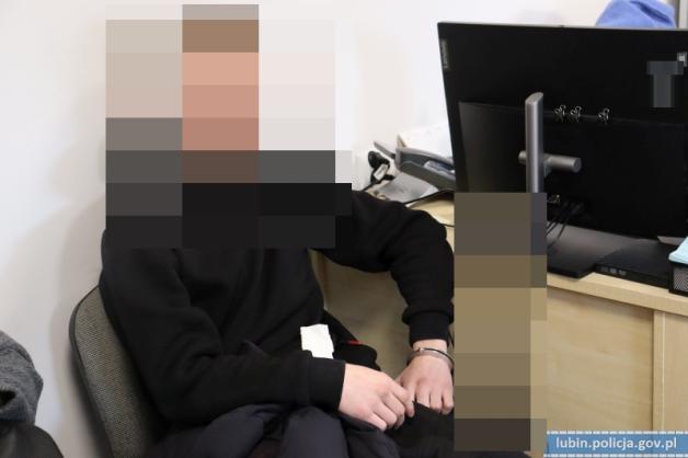 Porachunki nastolatków. Pięciu na jednego